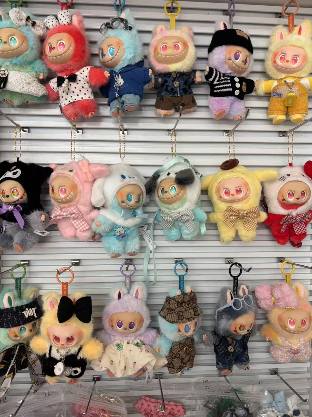 3# Open blind boxes to choose from the trendy clothes of Labub
