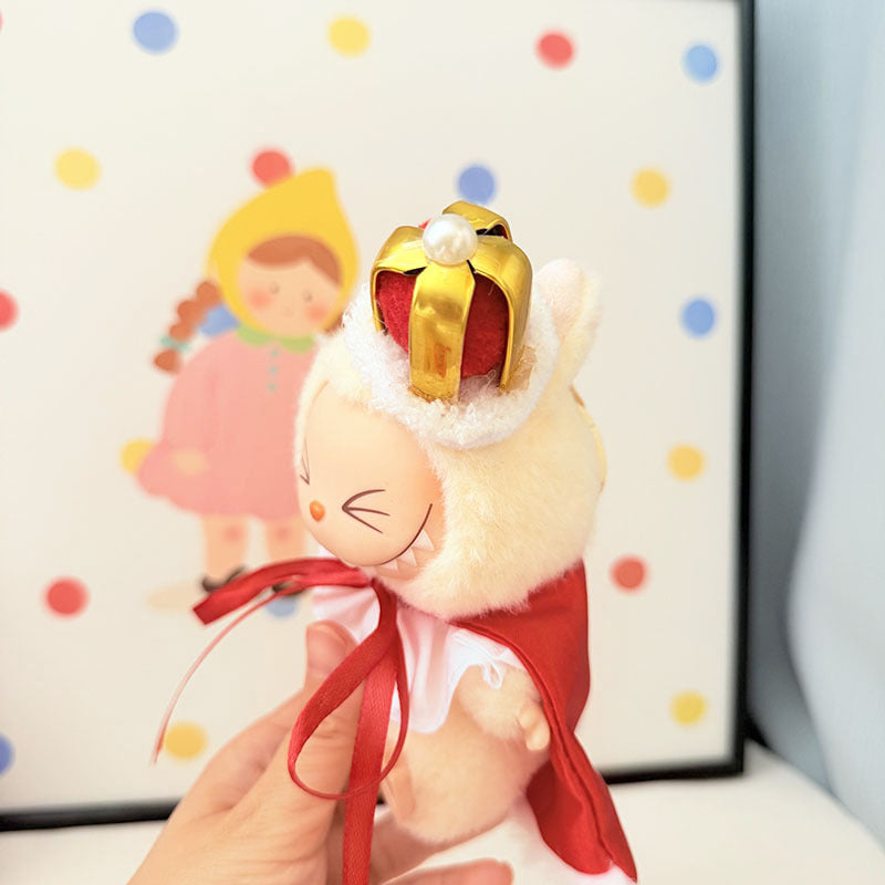 The first, second and third generation keychain Labubu clothes pendant Labubu baby clothes crown little king cape set is cute.