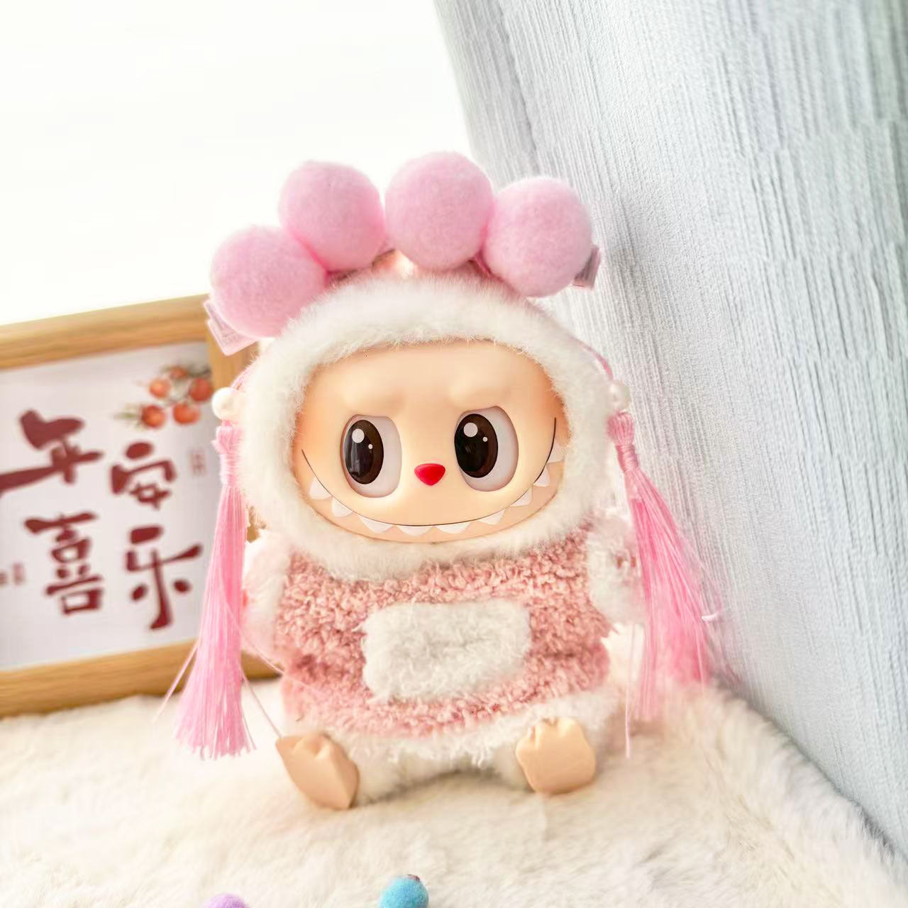 [Clothes only] First and second generation Labubu clothes pendant Labubu sitting baby clothes New Year pink lion hairpin set